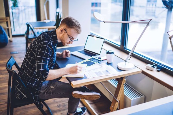 Quelle stratégie de contenu sur YouTube une start-up en technologie vestimentaire devrait-elle adopter pour éduquer son marché ?