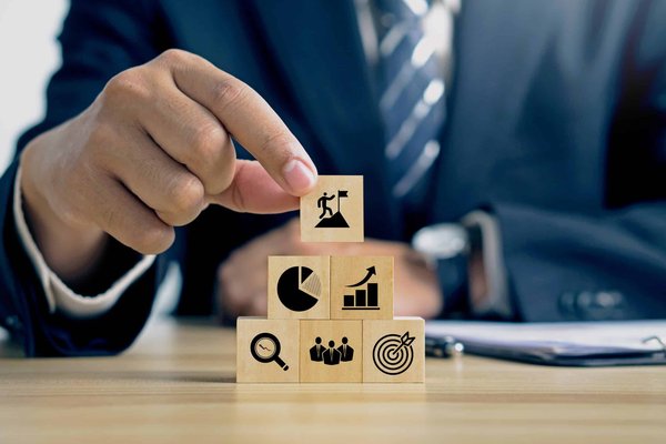 Quels indicateurs clés de performance (KPIs) pour le marketing digital sont essentiels pour une entreprise de logistique ?